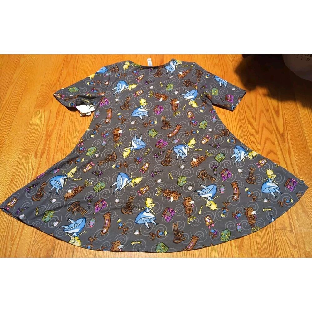 New Lularoe Disney Alice In Wonderland Women's Tshirt Size XS - Picture 3 of 4